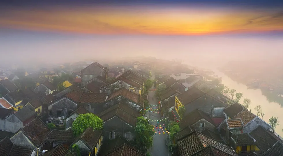 Trầm mặc Hội An với lớp lớp mái ngói rêu phong cổ kính - Ảnh: TRẦN BẢO HÒA