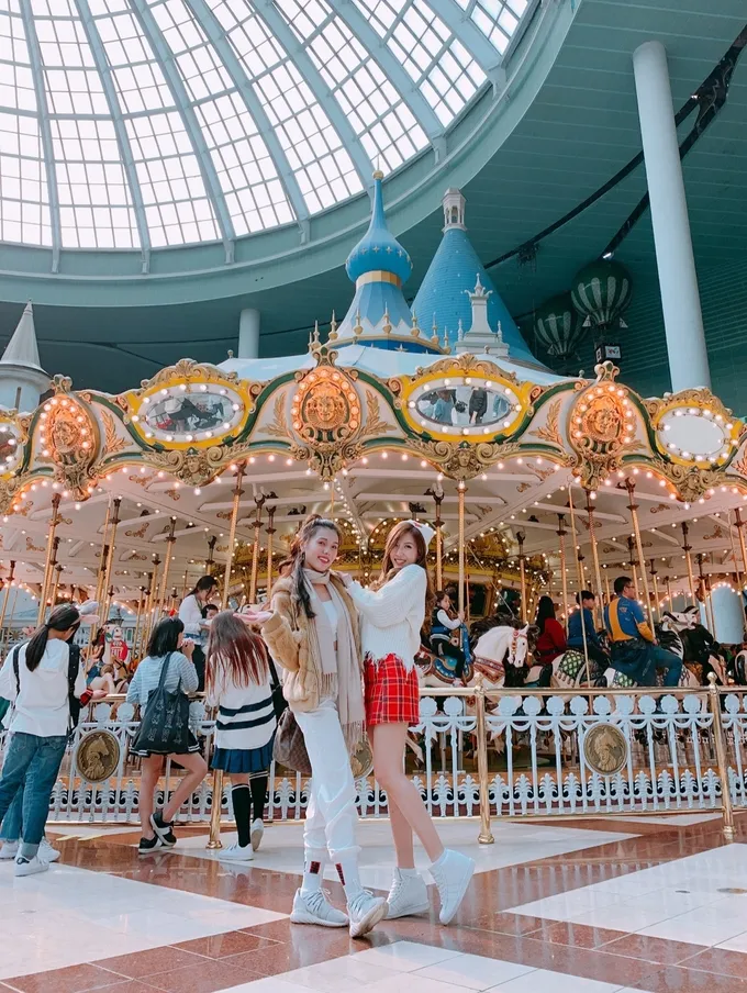 Trang Pháp tạo dáng tại vòng xoay ngựa gỗ ở Lotte World, địa điểm quay phim Nấc Thang Lên Thiên Đường.
