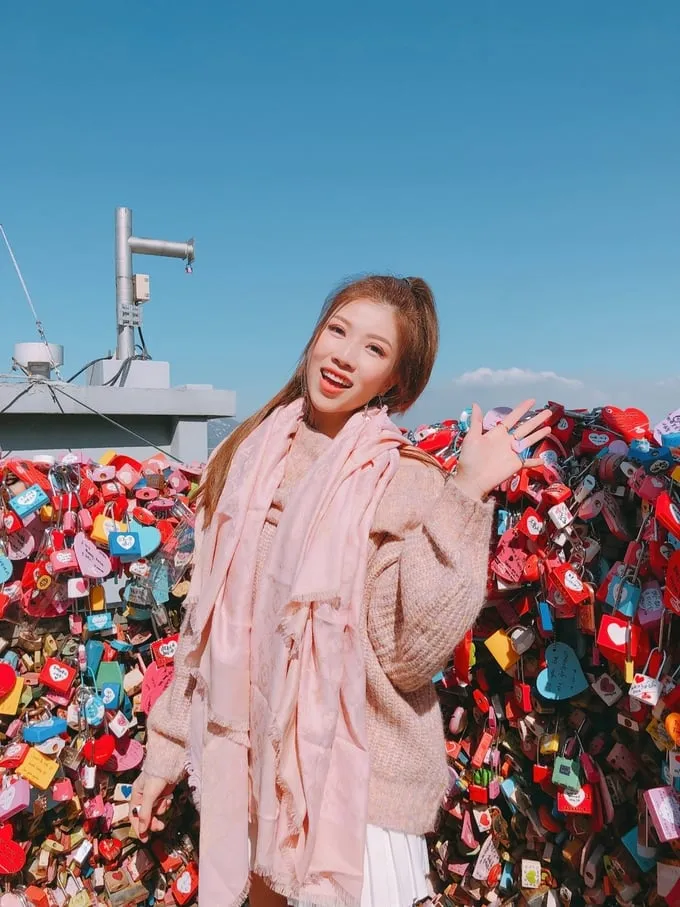 Trang Pháp thích thú tạo dáng bên hàng rào khóa tình yêu tại tháp Namsan trong tiết trời mùa thu lãng mạn của Hàn Quốc.