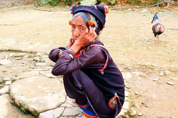Trang phục truyền thống của người phụ nữ Hà Nhì
