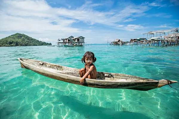 Trẻ em Bajau học bơi và chèo thuyền