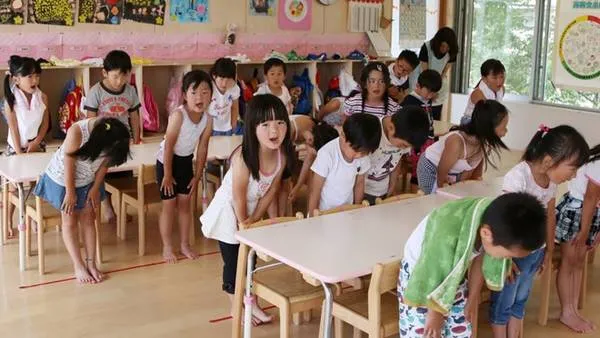 Trẻ em Nhật Bản được dạy về Omotenashi từ nhỏ, giúp chúng hình thành ý thức cộng đồng và sự tôn trọng người khác. Ảnh: Channelnewsasia.