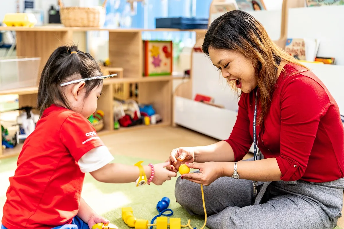 Trẻ em thực hành với giáo cụ Montessori