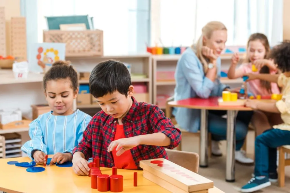 Trẻ tự lập trong môi trường Montessori