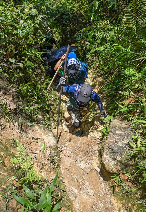 Trên đường, khung cảnh ruộng bậc thang sớm nhường chỗ cho những con dốc nhỏ hẹp len lỏi giữa rừng cây. Con đường mòn dẫn lên đỉnh Ky Quan San được khai phá vào năm 2012, toàn bộ là dốc đất và các vách đá cheo leo thử thách thể lực con người.