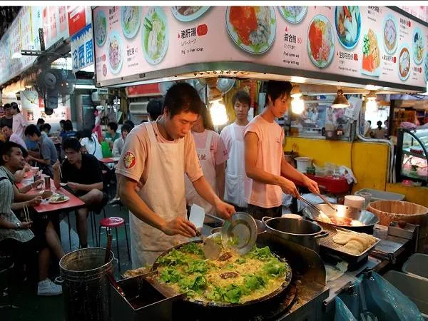 Trứng đúc hàu - món ăn đường phố phổ biến tại các chợ đêm Đài Loan. Ảnh: Flickriver.