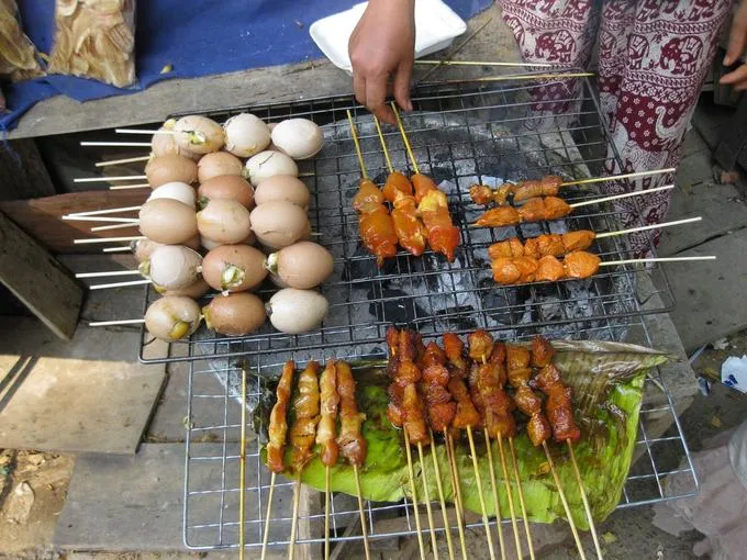 Trứng nướng Ping Kai - món ăn vặt phổ biến ở Luang Prabang.