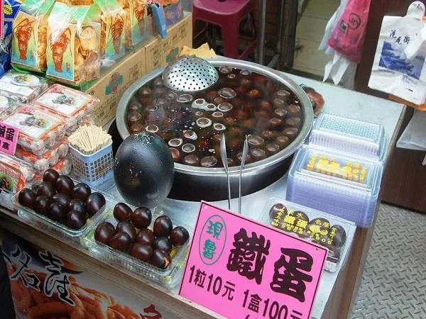 Trứng sắt Tamsui với lớp vỏ ngoài dai đặc trưng. Ảnh: CNN.