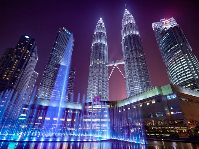 Trung tâm thương mại Suria KLCC nhìn từ xa