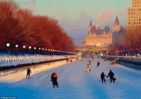 Trượt băng trên kênh Rideau - Ảnh: Travelandtourworld