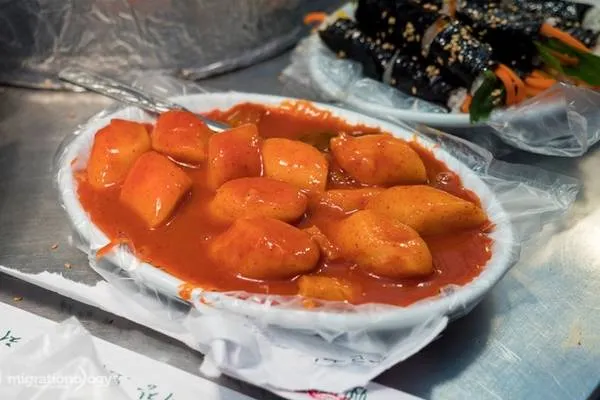 Tteokbokki - món bánh gạo cay nổi tiếng tại chợ Gwangjang.