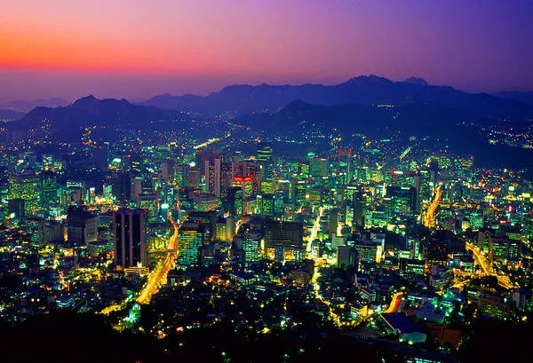 Từ đài quan sát trên Tháp Namsan, du khách có thể chiêm ngưỡng toàn cảnh thành phố Seoul lung linh về đêm. Ảnh: blaineharrington.photoshelter.com