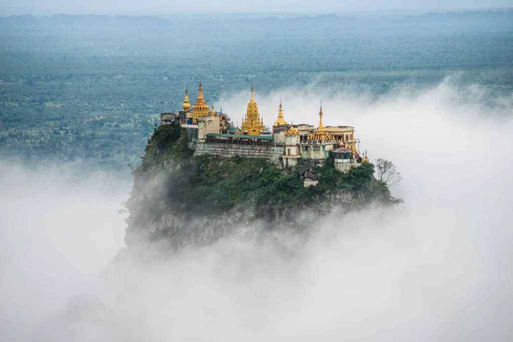 Tu viện Taung Kalat nhìn từ xa, tọa lạc trên đỉnh núi lửa giữa vùng đất Myanmar. Ảnh: Staff Travel Voyage.