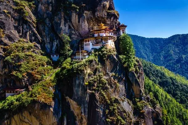 Tu viện Tiger Nest huyền thoại trên vách núi. Ảnh: Nguyễn Thanh Tùng