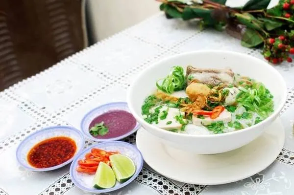 Từng tô bún mọc được chế biến từ những nguyên liệu tươi ngon, nước lèo được ninh kỹ từ xương. 