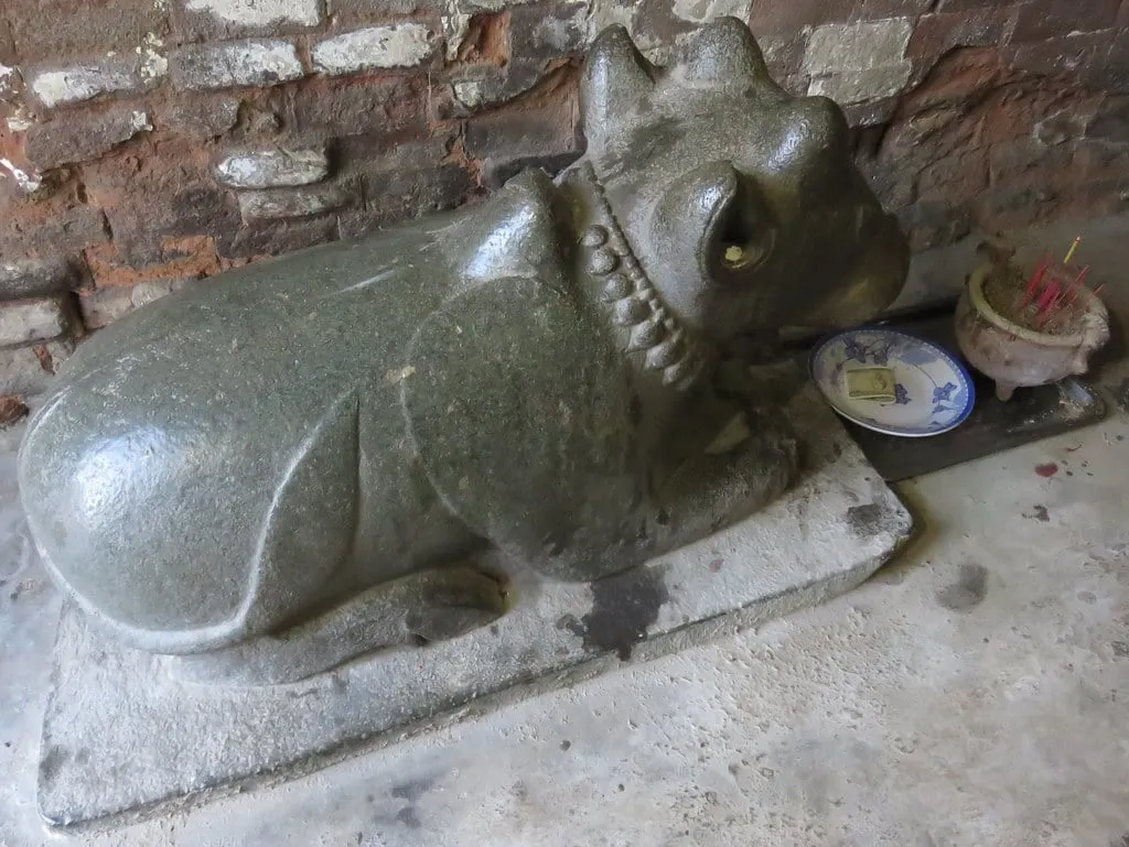 Tượng bò thần Siva bên trong Tháp Chính