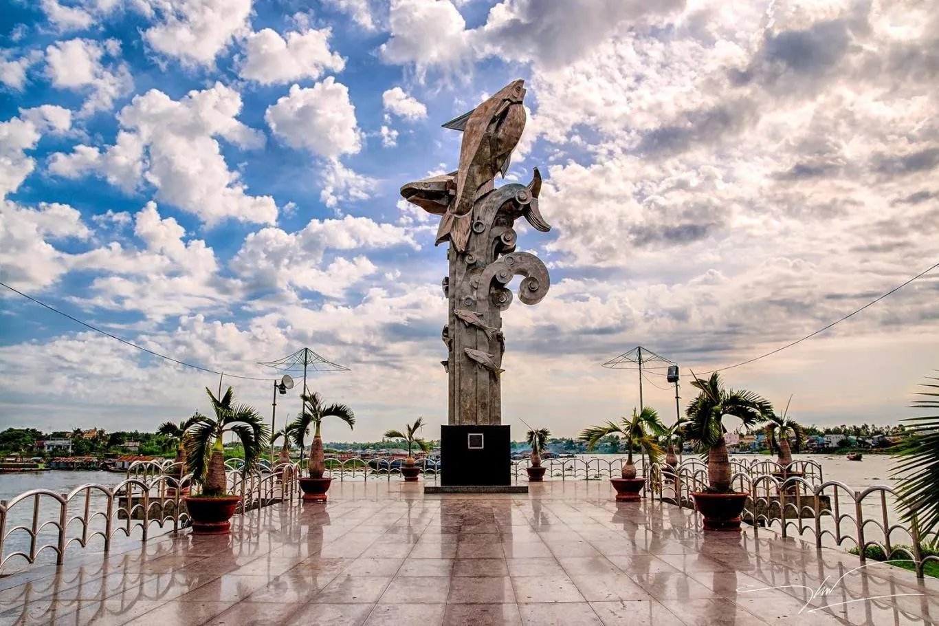 Tượng đài cá ba sa