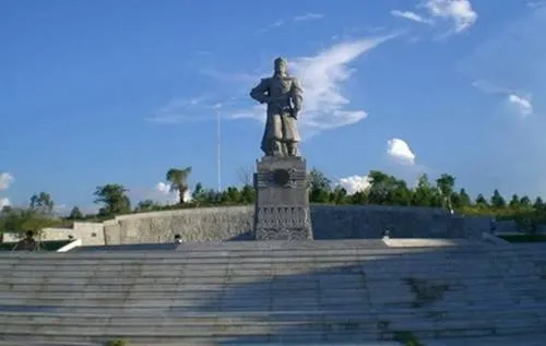 Tượng đài Quang Trung tại núi Bân