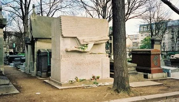Tượng đài trên mộ Oscar Wilde được chạm khắc từ một khối đá nguyên khối nặng 20 tấn.
