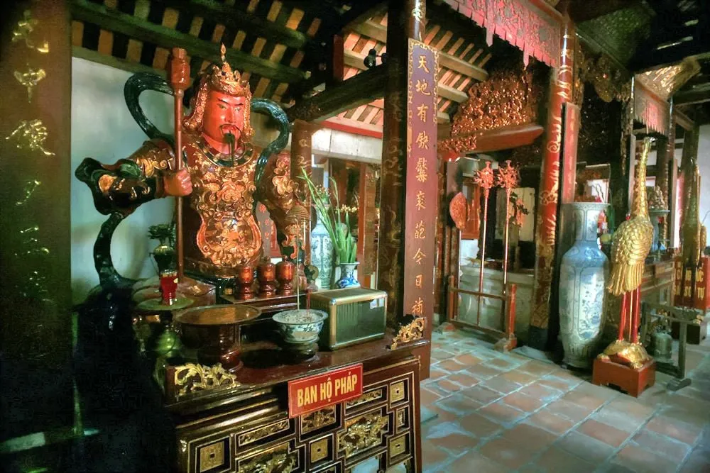 Tượng Hộ Pháp trong chùa. Ảnh: Kiến thức.