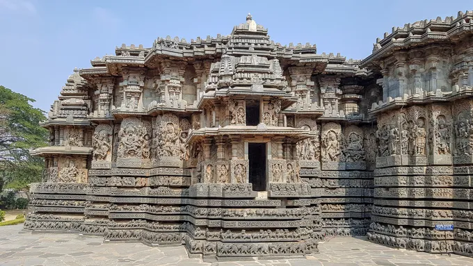 Tường ngoài đền Hoysaleswara được chạm khắc các bức phù điêu kể về sử thi Hindu. Ảnh: Davidthegray.