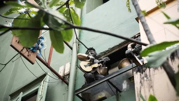 Tượng người đàn ông chơi nhạc Jazz bên ngoài một quán cà phê ở Phố Arab, Singapore.