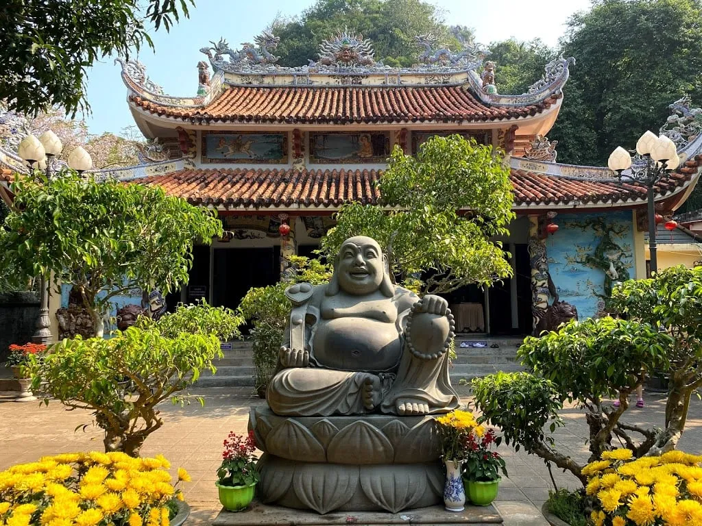 Tượng Phật Di Lạc bằng sa thạch phía trước chùa Tam Thai