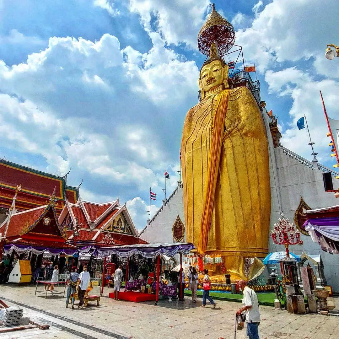 Tượng Phật đứng Wat Intharawihan