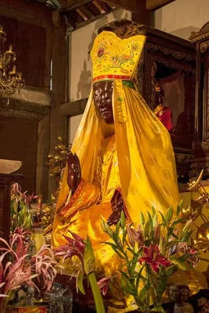 Tượng phật mẫu Man Nương trong chùa Tổ