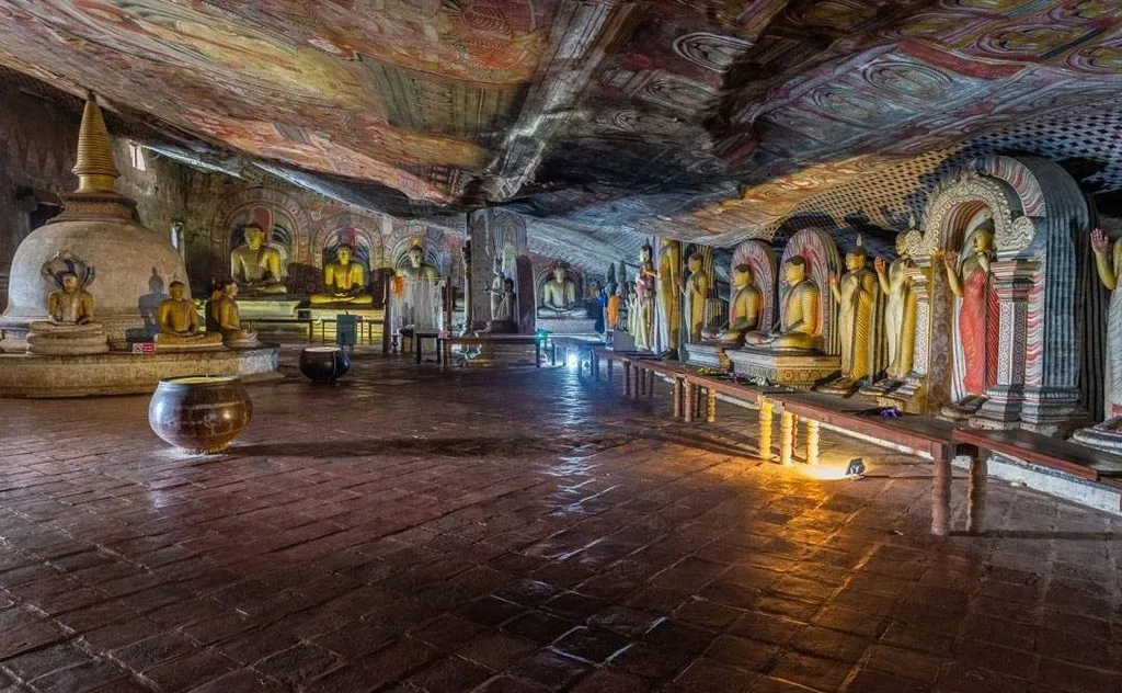 Tượng Phật nằm trong hang động Dambulla