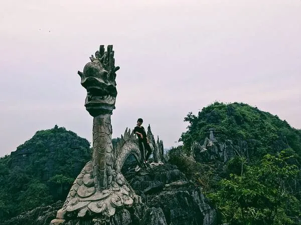 Tượng rồng đá trên đỉnh núi Múa, điểm check-in không thể bỏ qua khi đến Ninh Bình.
