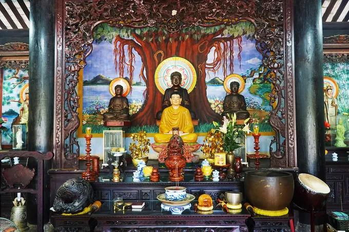 Tượng Tam Thế Phật và Phật Thích Ca trong chùa Hải Tạng.