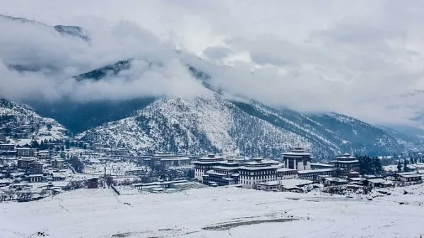 Tuyết phủ trắng xóa trên dãy Himalaya hùng vĩ, Bhutan mùa đông đẹp như tranh vẽ.