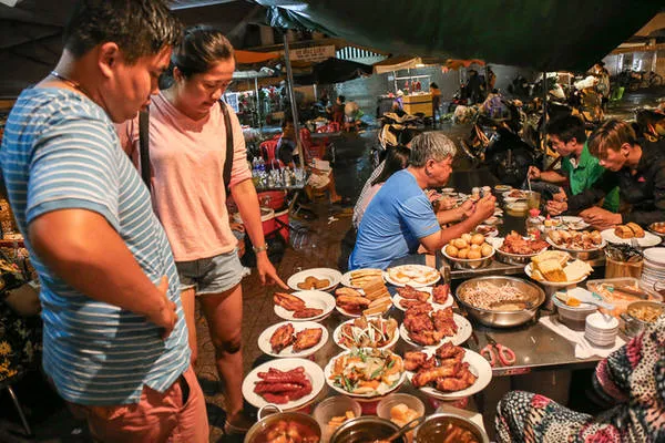 Và cứ đến đêm lại hút khách.