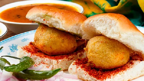 Vada Pav, Ấn Độ: Bánh mì kẹp khoai tây chiên, đặc sản đường phố Mumbai. Ảnh: crossingtravel.