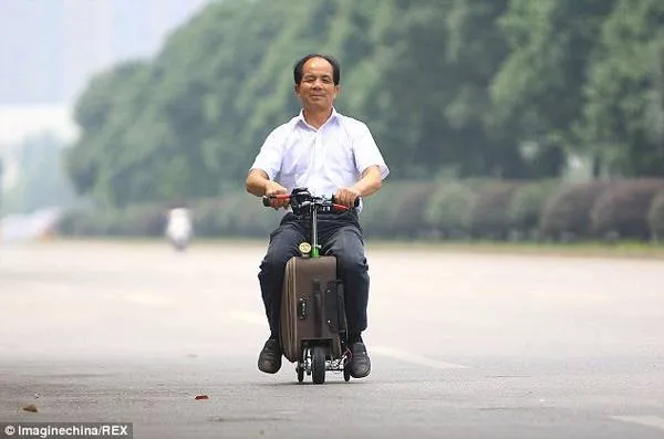 Vali di chuyển được quãng đường 50-60km khi sạc đầy.