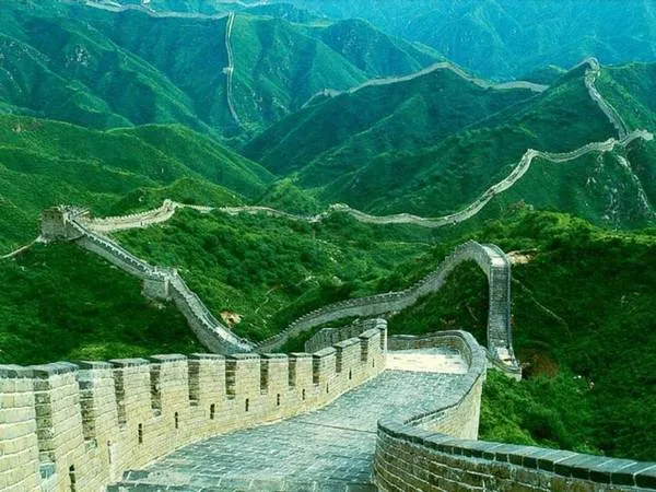 Vạn Lý Trường Thành hùng vĩ uốn lượn giữa núi non. Ảnh: Kaliteliresim.com.