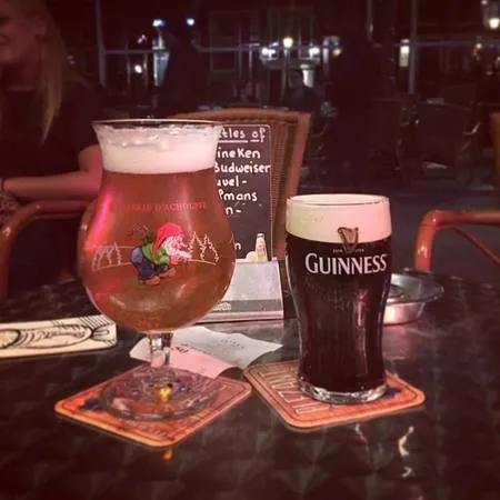 Vào ban đêm, du khách có thể đến các quán bar để tận hưởng cuộc sống về đêm sôi động, thăm quan phố đèn đỏ hay thưởng thức một ly cocktail hấp dẫn, nhâm nhi ly bia ngon tuyệt.