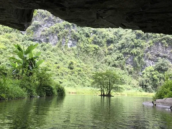 Vẻ đẹp đa dạng của hang động Tràng An