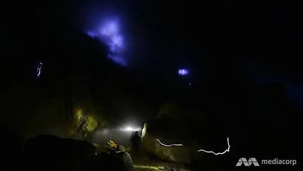 Vẻ đẹp hùng vĩ của núi lửa Ijen