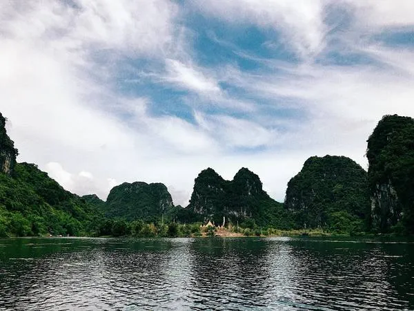 Vẻ đẹp non nước Tràng An