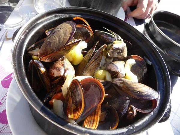 Vẹm hấp rượu vang trắng (Moules Marinières)