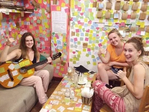 Vị trí đẹp nhìn ra hồ Gươm khiến quán thu hút nhiều khách ngoại quốc. Ảnh: FB The Note Coffee