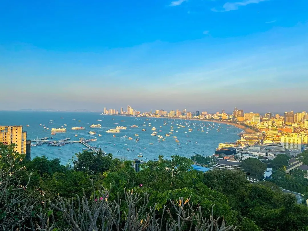 View ngắm thành phố Pattaya từ đỉnh đồi Khao Phra Tamnak. Ảnh: @hiiiiroooomiiiin.