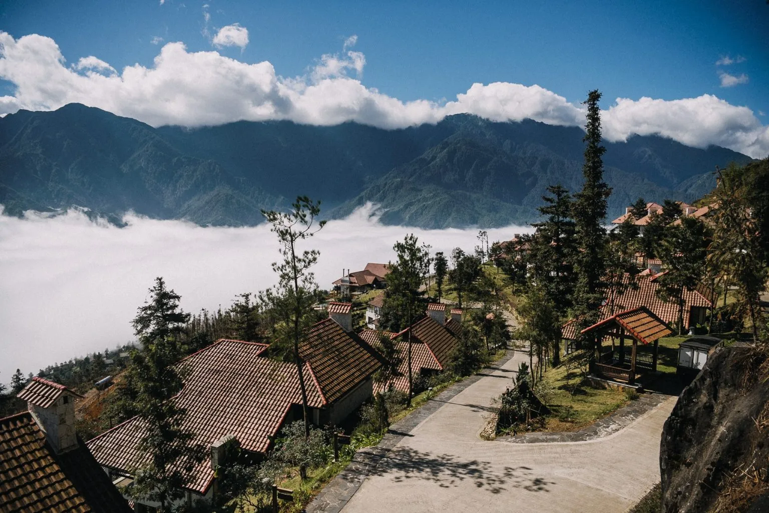 Ville De Mont Mountain Sapa nép mình bên rừng thông