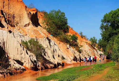 Vịnh Hạ Long - điểm đến nổi tiếng tại Việt Nam
