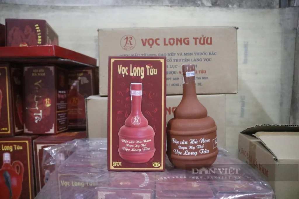 Vọc Long Tửu - loại rượu truyền thống với hương vị đặc trưng. Ảnh: Dân Việt.