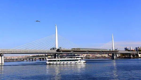 Với 2h du ngoạn, du khách có thể vãn cảnh thành phố Istanbul nằm giữa hai lục địa Á - Âu, được ngăn cách bởi vịnh Bosphorus và kết nối bởi ba cây cầu hùng vĩ.