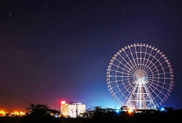 Vòng quay Sun Wheel rực rỡ trong đêm