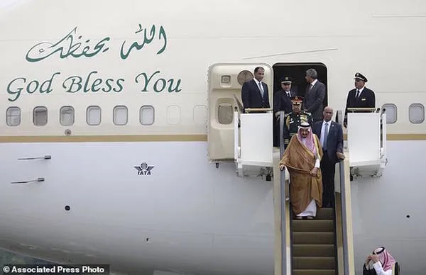 Vua Salman bin Abdul Aziz của Arab Saudi bước xuống máy bay cùng đoàn tùy tùng. Chuyến thăm của ông tới Indonesia năm 2017 đã gây chú ý bởi số lượng hành lý khổng lồ.
